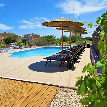 Ledras Villas Willa Jenadi